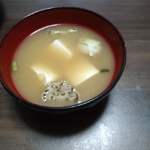 豆腐となすと玉ねぎの味噌汁